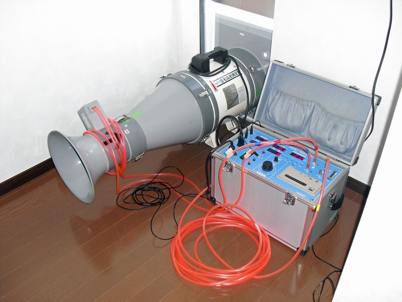 02.全棟で気密測定。数字で証明する、確かな品質。