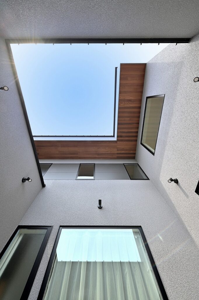 中庭から光が注ぐ快適空間／高浜市